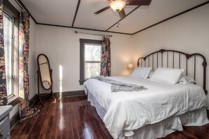 3 bedrooms, iron/ironing board, WiFi, bed sheets - Cottage On Main- In The Heart Of Weston (Weston)