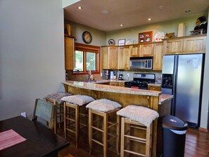 Fridge, microwave, oven, stovetop - Ski In, Ski Out Awesomeness! (Rossland)