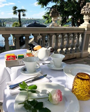 Petit déjeuner complet compris