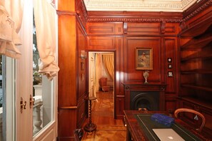 Executive Suite, Lake View | Living area