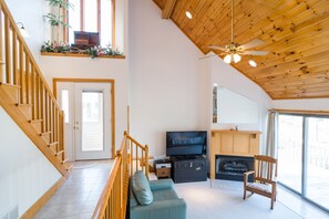 Smart TV, video games, DVD player, books - EXCLUSIVELY YOURS! Private Beach Path, Double Water Access, and Dog Friendly. (Milton)
