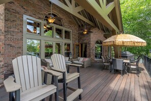 Outdoor dining - 30% off until June, Huge View, Pointe Lot, Dock, Pontoon, Theater,7 Bedroom; WOW (Greensboro)