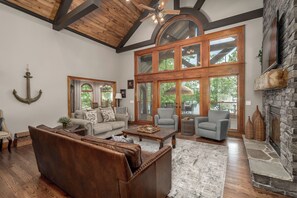 Una televisión, una chimenea, videojuegos, un reproductor de DVD