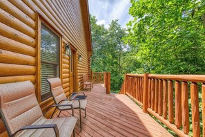 Terrace/patio - Amazing Luxury Log Cabin! Great Living Space! Mountain Views! 2 Jacuzzi Tubs!  (Sevierville)