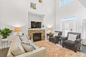 Smart TV, caminetto, impianto stereo