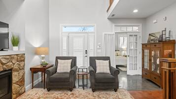 智能電視、壁爐、音響