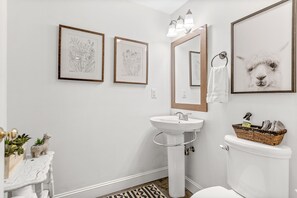 Kombinert dusj/badekar, hårføner, håndklær og såpe