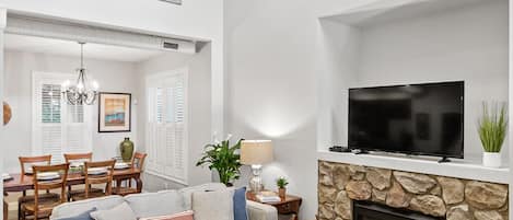 Smart-TV, Kamin, Stereoanlage