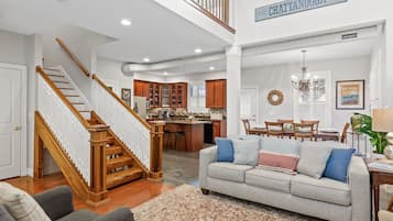 智能電視、壁爐、音響