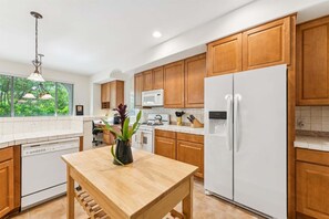 Coffee/tea maker, fridge, microwave, oven
