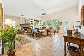 تلفزيون، مشغل دي في دي، ستيريو، مكتب