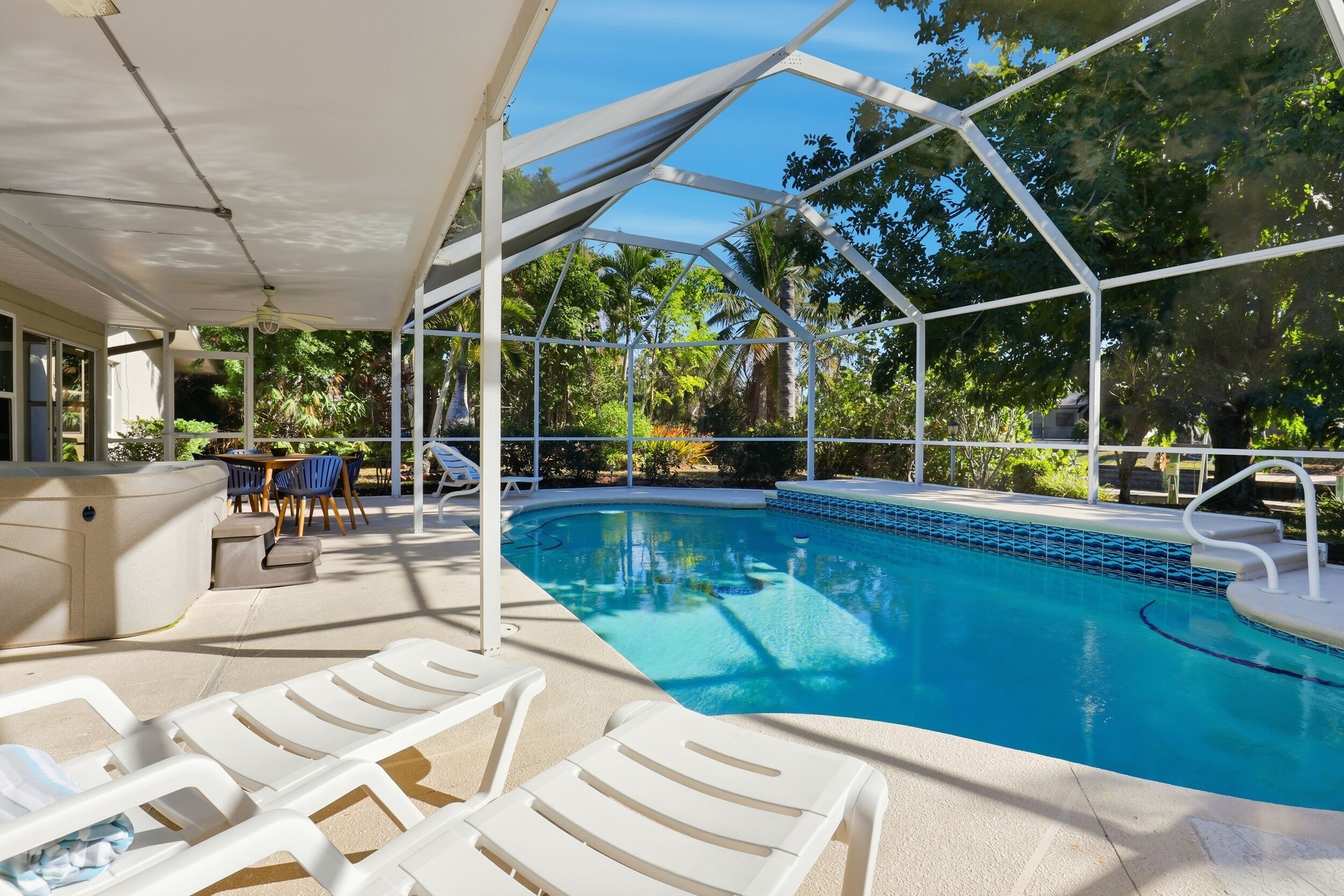 Lämmitetty uima-allas