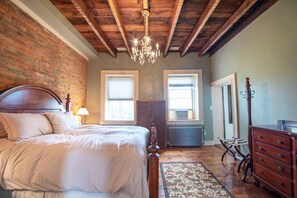 3 bedrooms, desk, iron/ironing board, free WiFi - Restored colonial farmhouse near Seven Springs -- Perfect for family gatherings (Somerset)