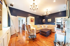 Smart TV, fireplace, books, stereo - Restored colonial farmhouse near Seven Springs -- Perfect for family gatherings (Somerset)