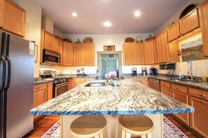 Fridge, microwave, oven, stovetop - Restored colonial farmhouse near Seven Springs -- Perfect for family gatherings (Somerset)