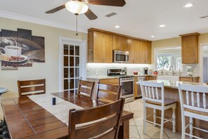 Fridge, microwave, oven, stovetop - Disneyland, Beach and Much More!  (Santa Ana)