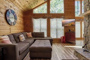 تلفزيون ذكي، مدفأة، مشغل دي في دي، كُتُب