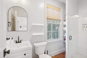 Een douche, een haardroger, handdoeken, zeep