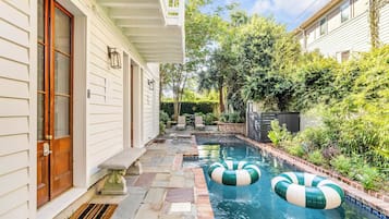 Una piscina al aire libre, una piscina climatizada