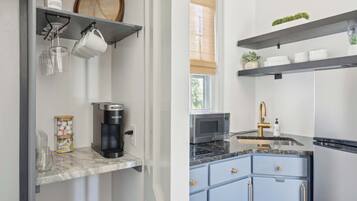 Geladeira, micro-ondas, cooktop, cafeteira/chaleira