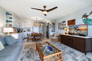 TV, books - 🏖️Direct Ocean Front | Beautifully Updated | End Unit (Kailua Kona)