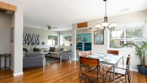 A spacious living area with a dining table, chairs, and a ceiling fan. - Beautiful Home in Old Town Cottonwood WALK to Wine Tasting Rooms & Restaurants! (Cottonwood)