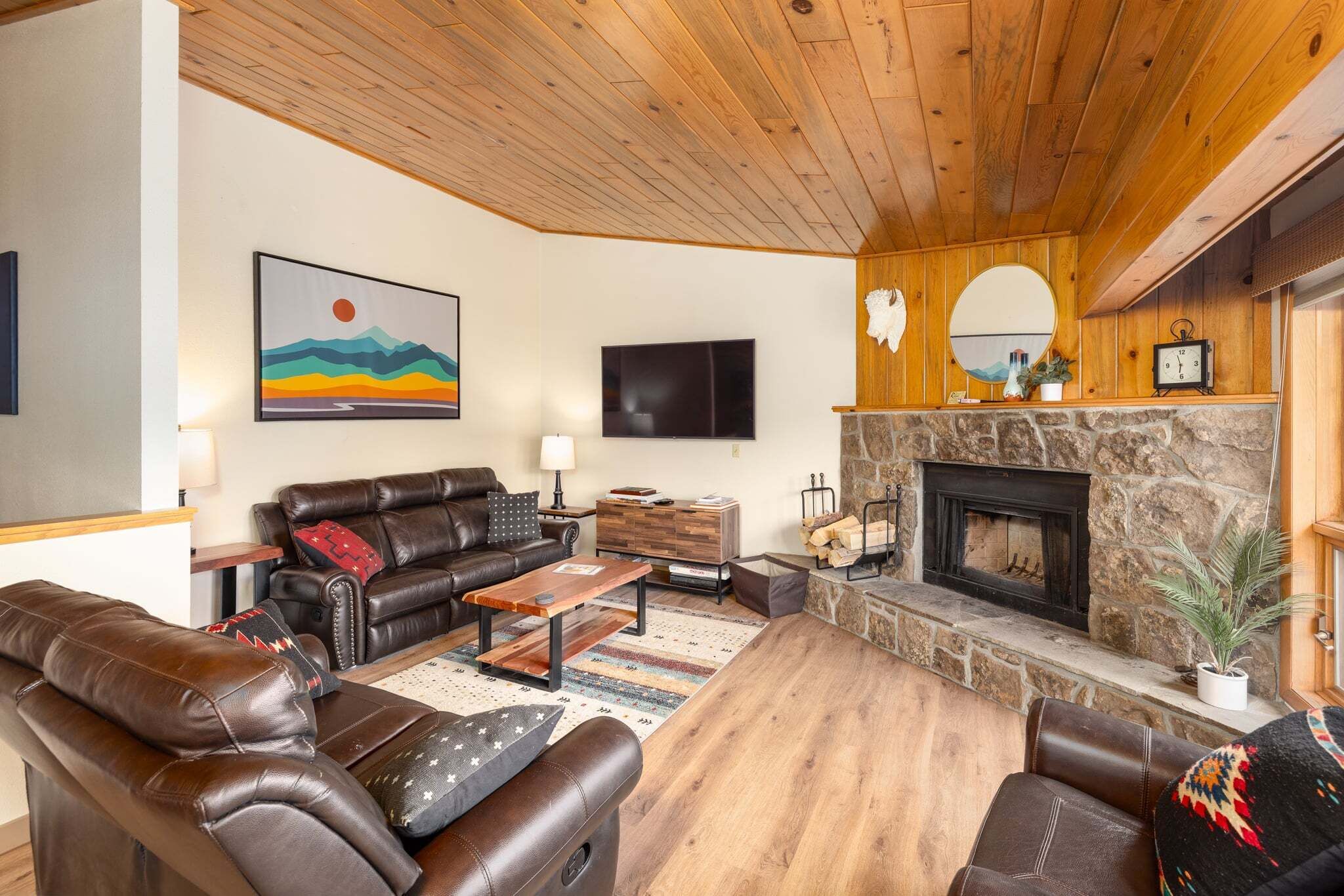TV, fireplace