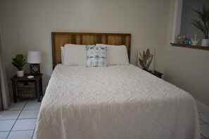 1 bedroom, memory-foam beds, iron/ironing board, travel cot - A/C and Ocean front pool, 1bedroom Condo on Ali’i drive in the heart of Kona ❤️ (Kailua-Kona)