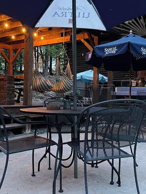 Outdoor dining - Heaven Lane! Rustic Log Cabin Sleeps 15 (Honesdale)