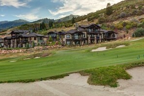 Un campo de golf con un club de campo y varias casas.