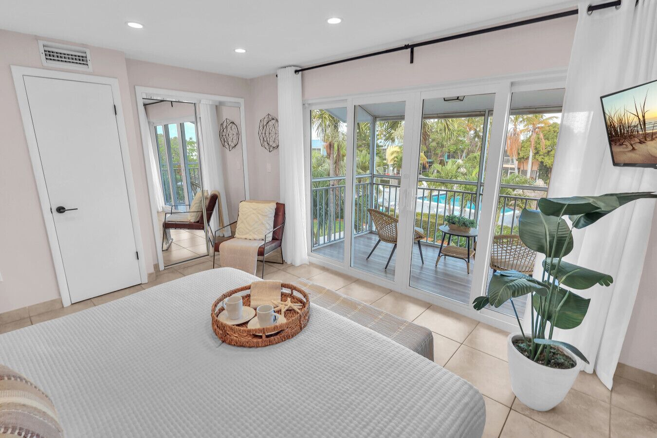 3 habitaciones, tabla de planchar con plancha y cuna de viaje 