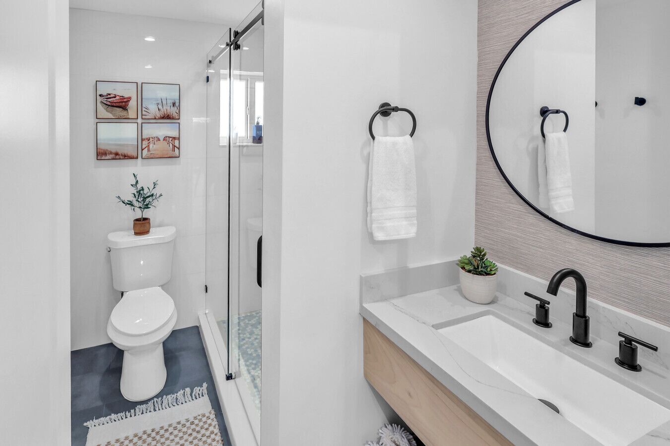 Une salle de bain moderne équipée de toilettes, d’une douche, d’un lavabo et d’un grand miroir.