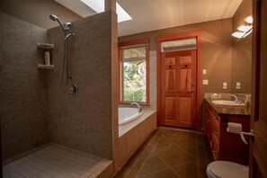 Shower, eco-friendly toiletries, hair dryer, towels - Gorgeous Oceanfront Rancher with Stunning views, Sauna, Hot tub and Pool table! (Tofino)