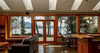 Gorgeous Oceanfront Rancher with Stunning views, Sauna, Hot tub and Pool table!