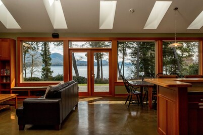 Gorgeous Oceanfront Rancher with Stunning views, Sauna, Hot tub and Pool table!