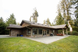 Exterior - Gorgeous Oceanfront Rancher with Stunning views, Sauna, Hot tub and Pool table! (Tofino)