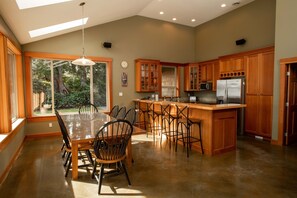 Dining - Gorgeous Oceanfront Rancher with Stunning views, Sauna, Hot tub and Pool table! (Tofino)