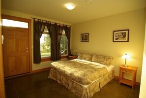 3 bedrooms, iron/ironing board, free WiFi, bed sheets - Gorgeous Oceanfront Rancher with Stunning views, Sauna, Hot tub and Pool table! (Tofino)