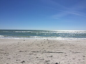 Sun-loungers, beach towels - Freshly renovated Treasure Island Condo in 2025! Close to everything! (Treasure Island)