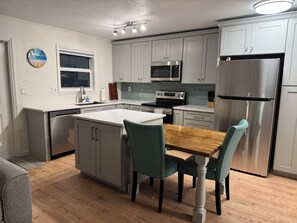 Fridge, microwave, oven, stovetop - Freshly renovated Treasure Island Condo in 2025! Close to everything! (Treasure Island)
