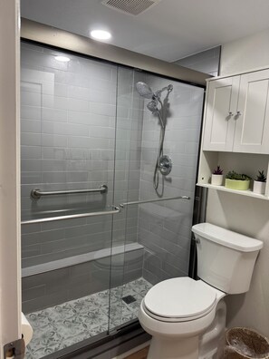 Combined shower/bathtub, hair dryer, towels - Freshly renovated Treasure Island Condo in 2025!  Close to everything! (Treasure Island)