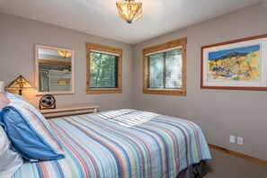 4 bedrooms, in-room safe, desk, iron/ironing board