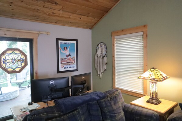 Computer - A comtemporary home that is great for families & large groups just 6 miles North (Ketchum)