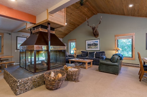 A comtemporary home that is great for families & large groups just 6 miles North