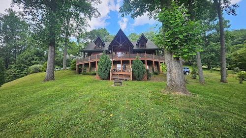 Mountain View Retreat/2BR Log Home Apt w/Private Dining Deck & BBQ/Massage