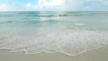 Una playa con olas que acarician suavemente la orilla.