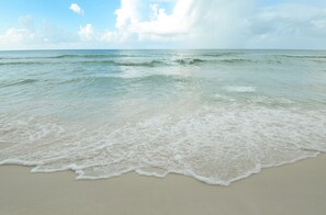 En la playa y camastros