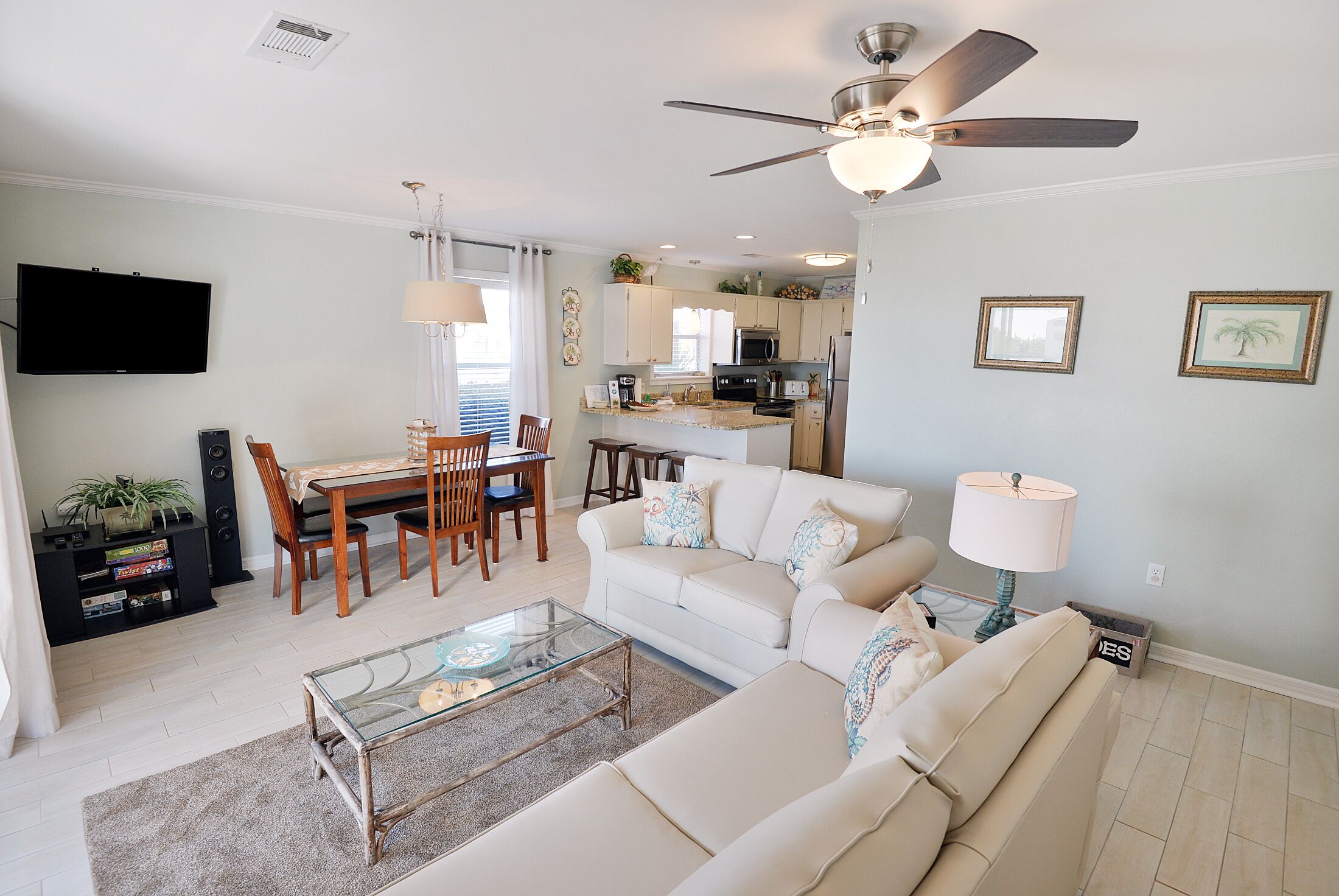 Smart-TV, DVD-spiller, bøker og musikkbibliotek