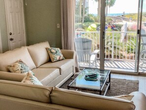 Smart-TV, DVD-Player, Bücher, Musikbibliothek