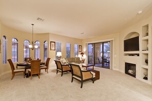 TV, fireplace, DVD player - Sonoran Sunset Condo: Sweet Ahwautukee area of Phoenix Townhouse (Phoenix)